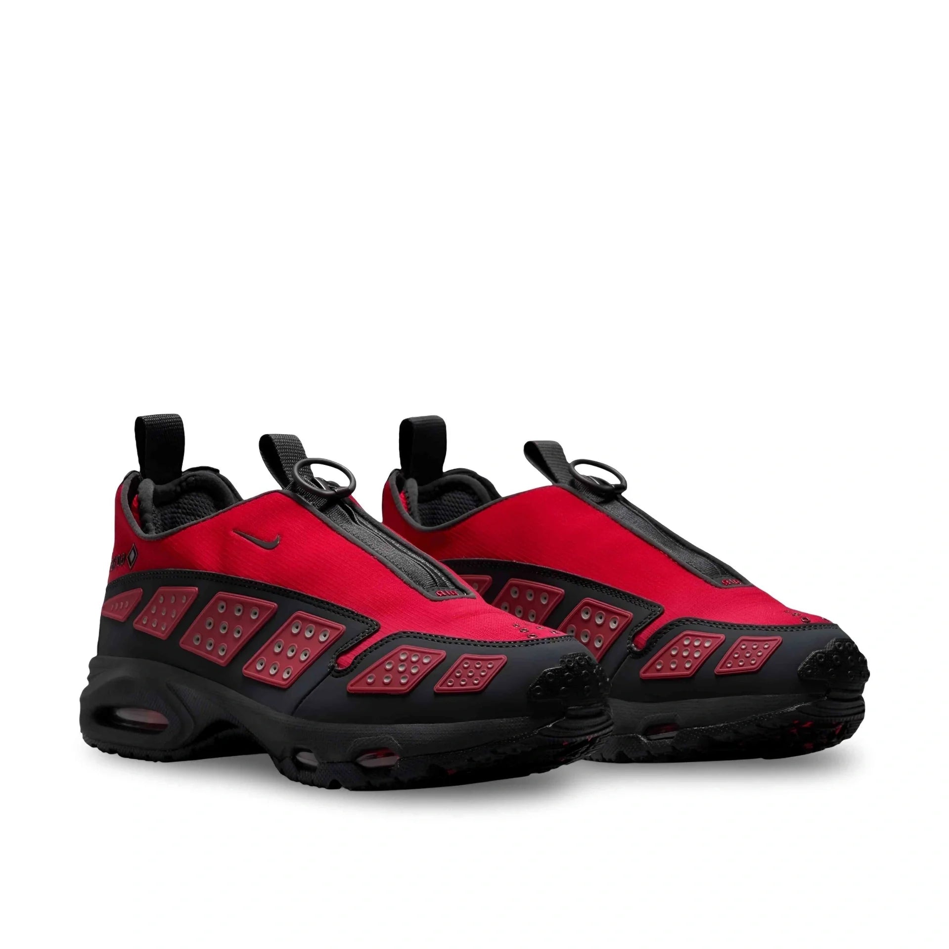 Air Max SNDR GORE-TEX in Hyper Crimson and Smoke Grey.